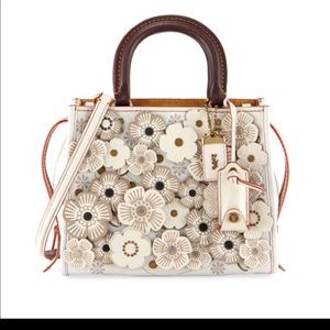 Coach rogue tea rose white